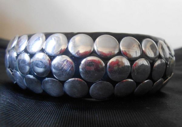 Bracelete com tachinhas